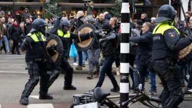 Amsterdam: Dutch police disperse lockdown protestors